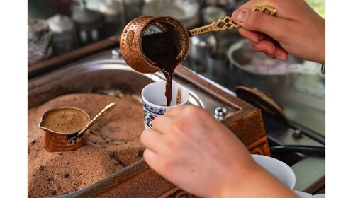 Capadocia: Taller de Café Turco Elaborado en Arena con Postres