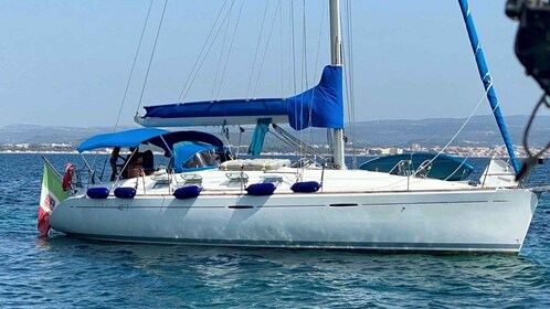 Desde Alghero: Excursión en velero de día completo con almuerzo