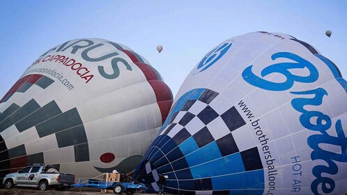 Kappadokien: Luftballonflyvning ved solopgang i Göreme