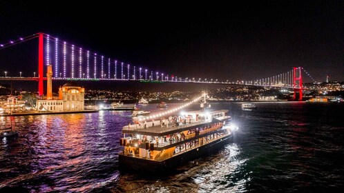 Istanbul : Dîner sur le Bosphore croisière, boissons illimitées et spectacl...