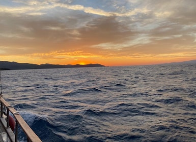 Desde Bodrum: tour privado en barco al atardecer con cena y natación