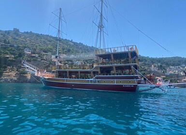 Peaceful Bliss: Alanya's Quiet Relax Boat