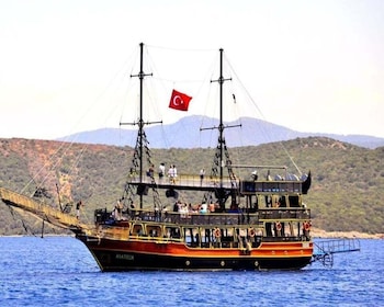 Bodrum: Excursión en barco pirata con almuerzo barbacoa y recogida opcional