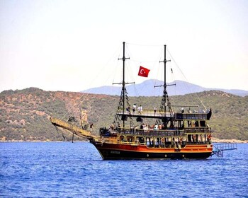 Bodrum : Excursion en bateau pirate avec déjeuner BBQ et ramassage en optio...