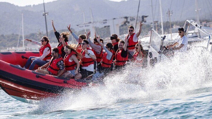 Palma City: 75min Speedboat Sightseeing Adventure