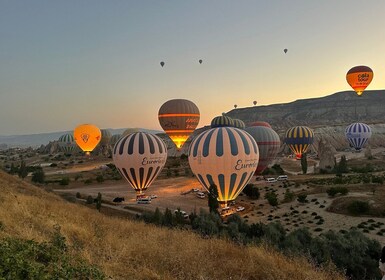 Capadocia: tour de observación en globo aerostático al amanecer