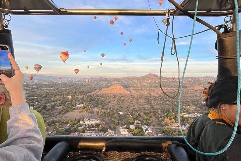 Unforgettable Hot air Balloon ride in Teotihuacan 