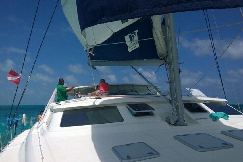 Private Catamaran Cruise around the Southshore of Roatan