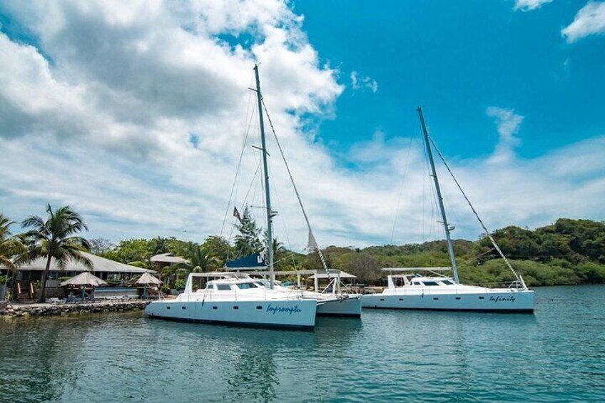 Private Catamaran Cruise around the Southshore of Roatan