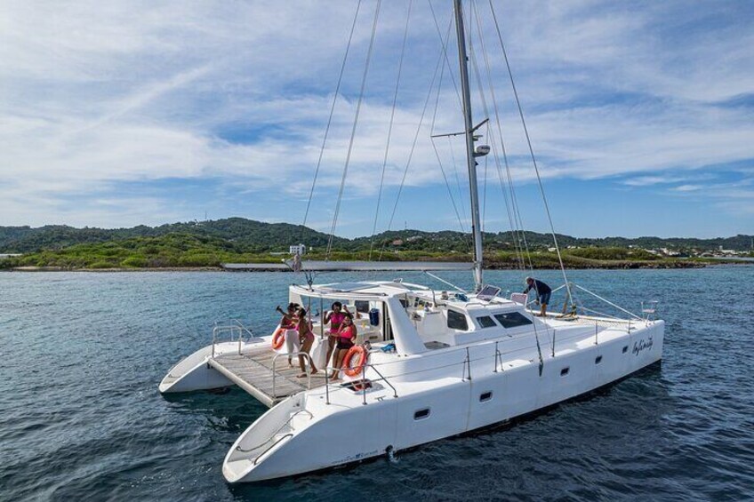 Private Catamaran Cruise around the Southshore of Roatan