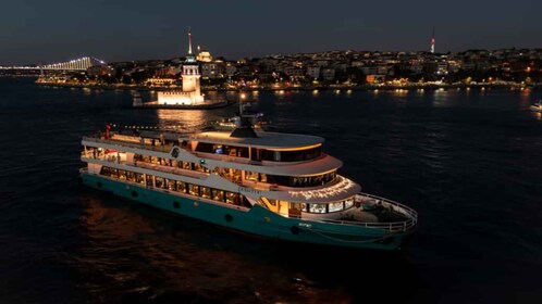 Istanbul: Bosporos-middagscruise med privat bord og show