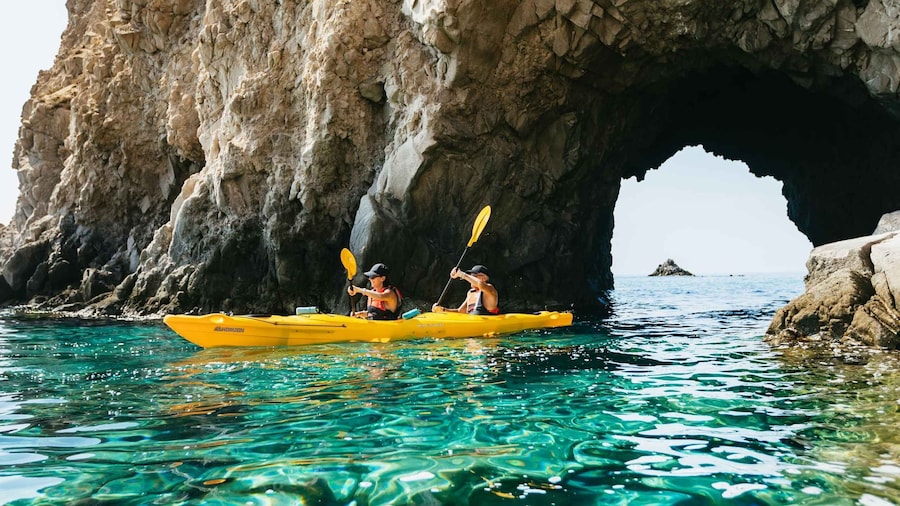 Milos: Kayaking Tour to Tsigrado and Gerakas Beach