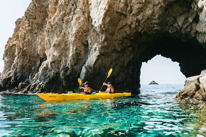 Milos: Kajaktour zum Tsigrado und Gerakas Strand