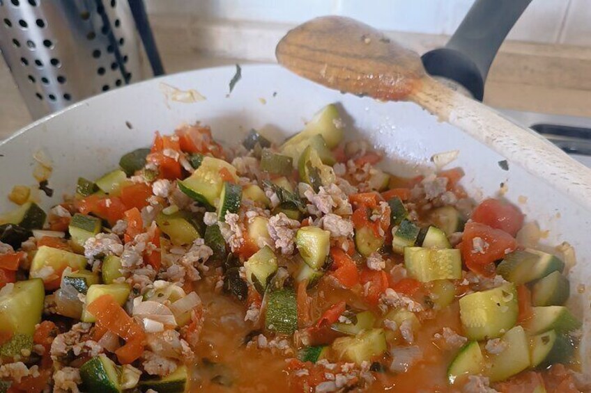 Condimento per pasta con salsiccia, zucchine e pomodorini 