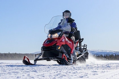 2 Hour Family Snowmobile Safari in Levi