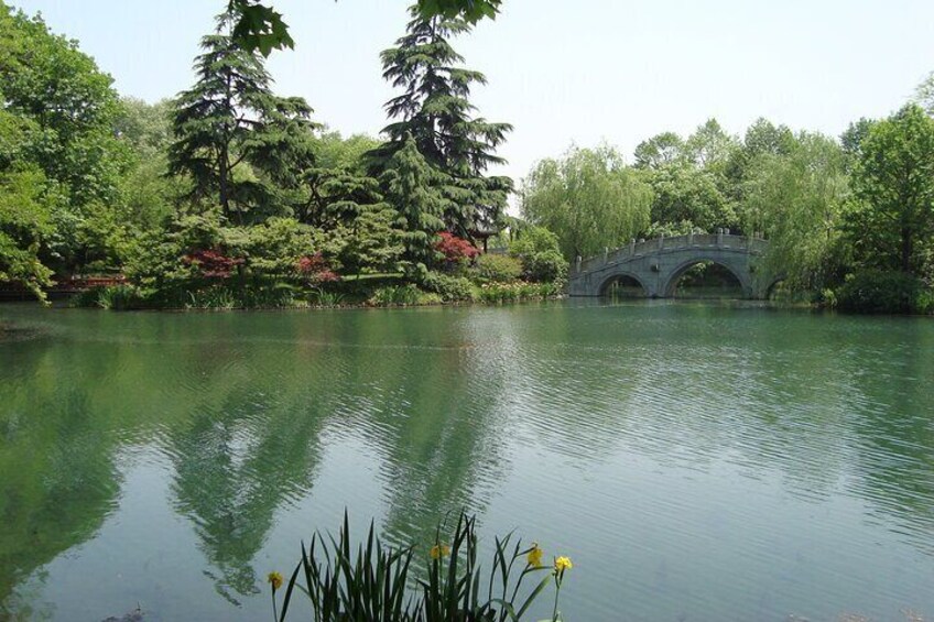 Shanghai to Hangzhou one day bullet train tour to boat at lakes.