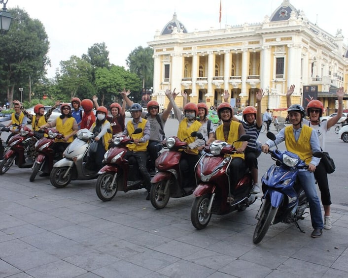 Hanoi: Food and Sightseeing Motorbike Tour with 7 Tastings