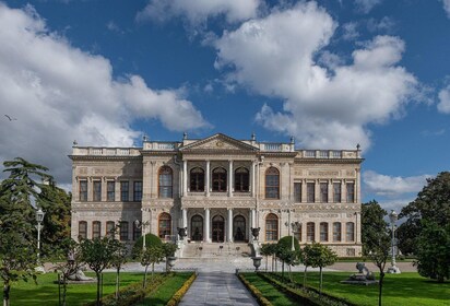 Estambul: recorrido por el palacio de Dolmabahce y crucero en yate por el B...