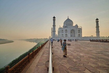 Desde Delhi: tour privado de un día al Taj Mahal en tren de alta velocidad