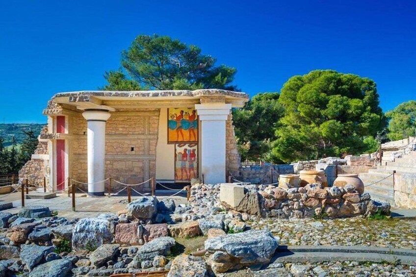 Knossos Minoan Palace and Heraklion Guided Tour from Lerapetra 