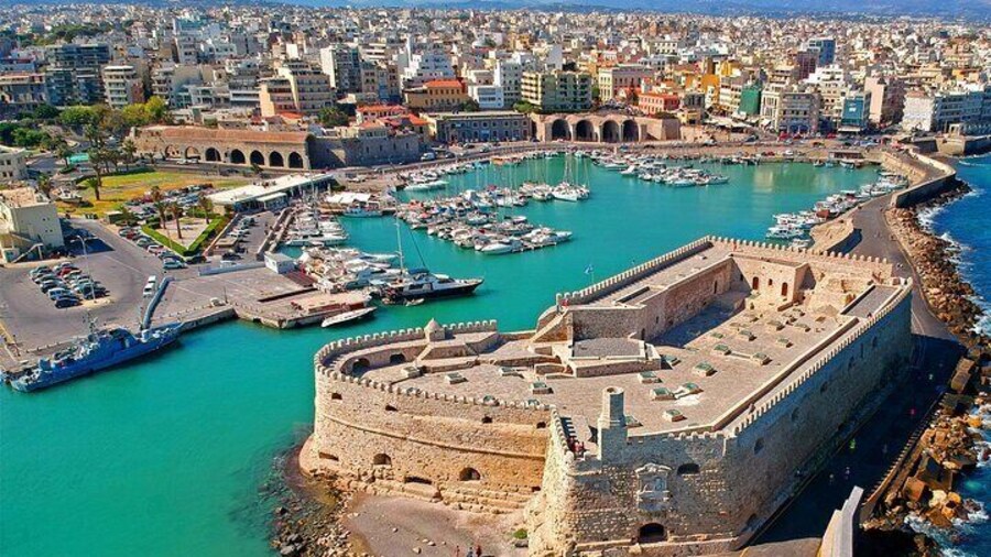 Knossos Minoan Palace and Heraklion Guided Tour from Lerapetra