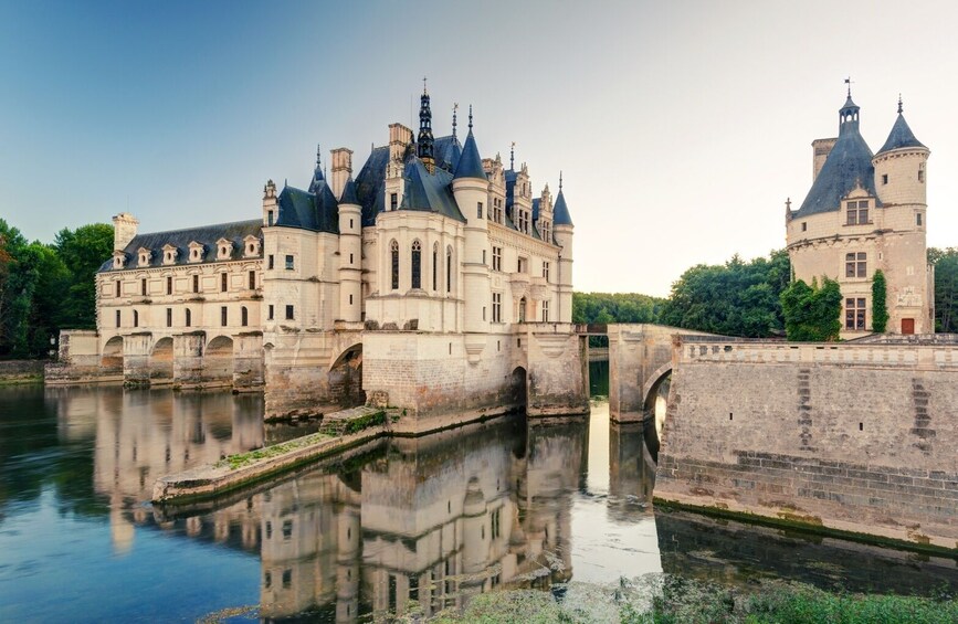 5-Day France: Airport-Hotel + Mont Saint Michel + Loire Castles + Versalles