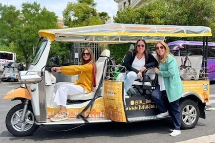 Panoramic tour with private guide in yellow tuk tuk