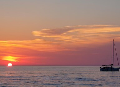 Tropea: Aperitief bij zonsondergang op een zeilboot