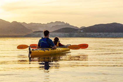 Lake Mead: Sunset Kayaking Tour with Dinner and Campfire