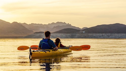 Lake Mead: Sunset Kayaking Tour with Dinner and Campfire