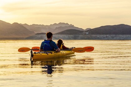 Lago Mead: Excursión en kayak al atardecer con cena y hoguera