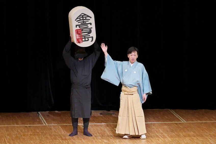 Kabuki actor gives you clear and detailed explanations of the highlights of the performance.