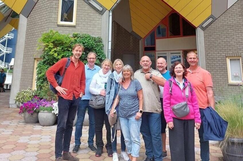 Guide and group. Rotterdam.