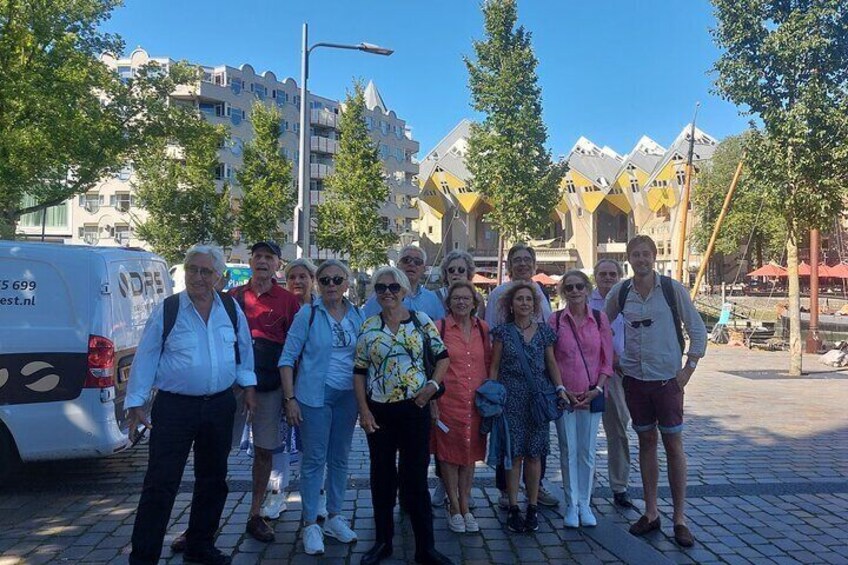 Guide and group. Rotterdam