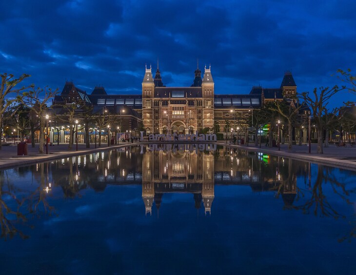 1 枚目の写真 (10 枚中) を開く。 View of Rijksmuseum shining at night in Amsterdam