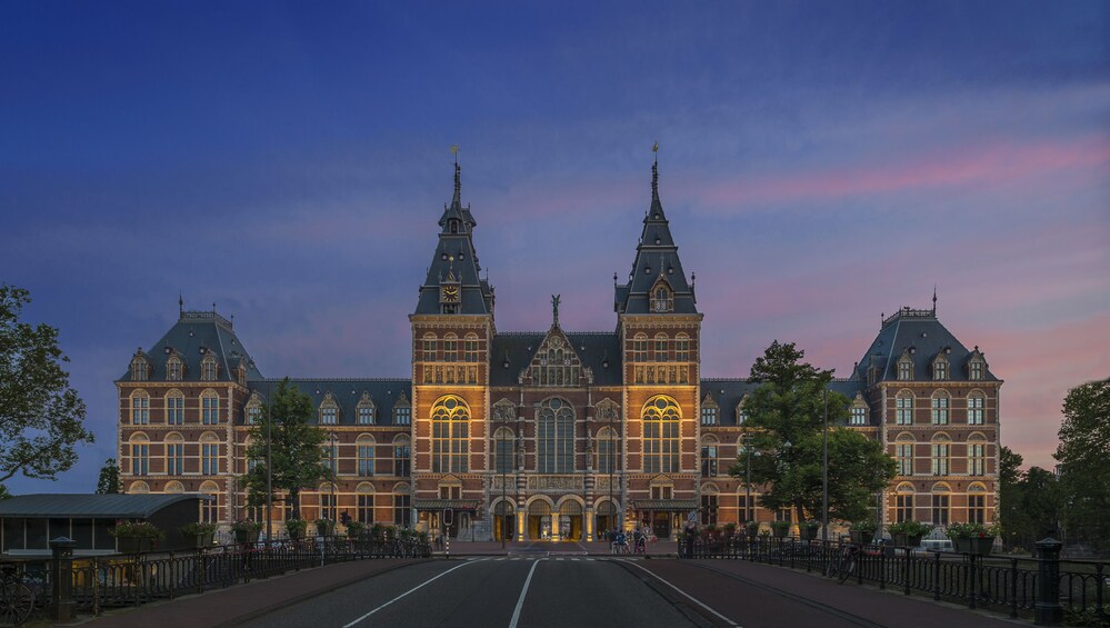 4 枚目の写真 (10 枚中) を開く。 View of Rijksmuseum from the street in Amsterdam