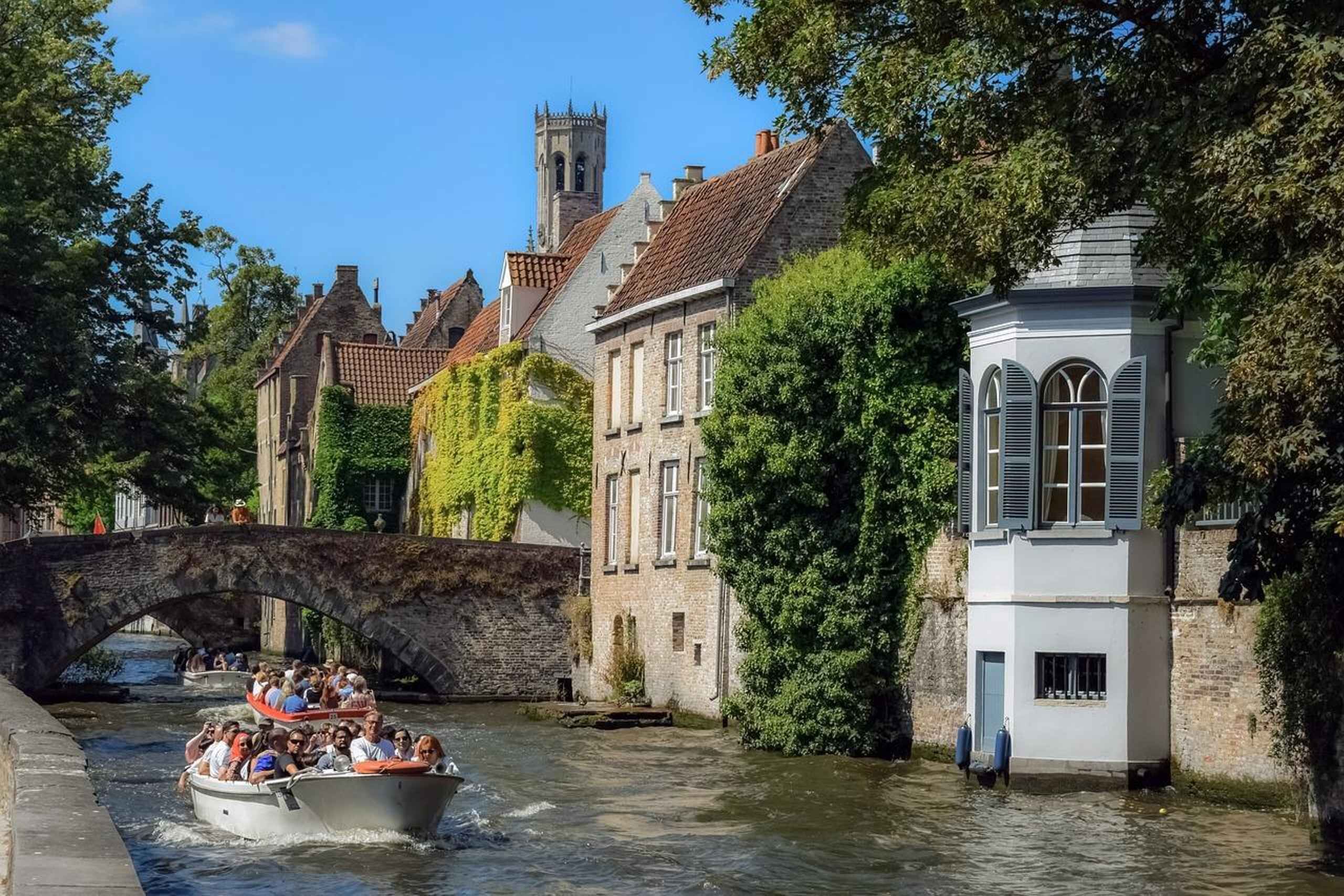 Bruges: Guided Tour & Boat Ride with Optional Beer Tasting