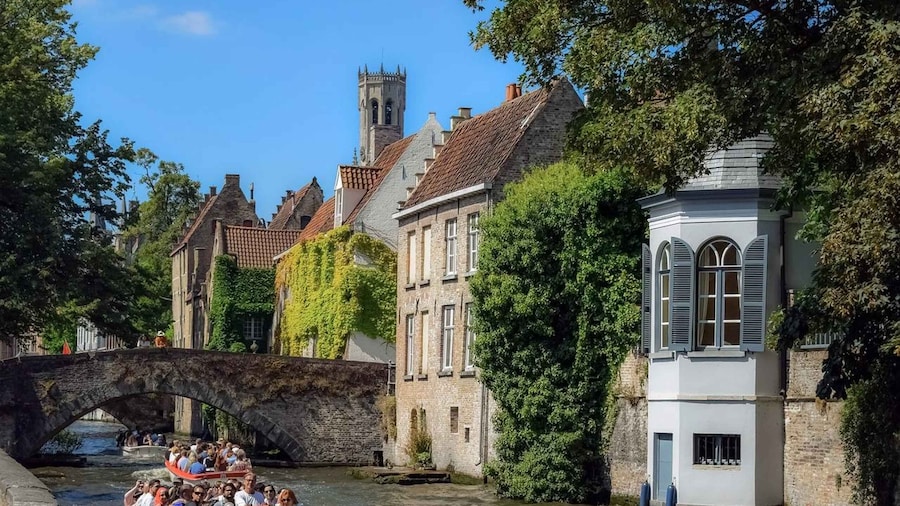 Bruges: Guided Tour & Boat Ride with Optional Beer Tasting