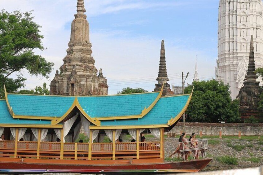 Historic Ayutthaya Cruise Featuring Traditional Thai Dance