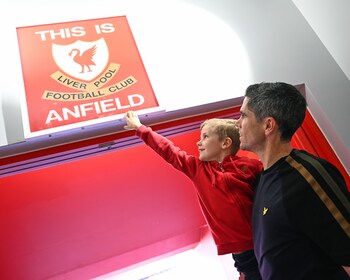 Recorrido en tren por el estadio y museo de Anfield del Liverpool Football ...