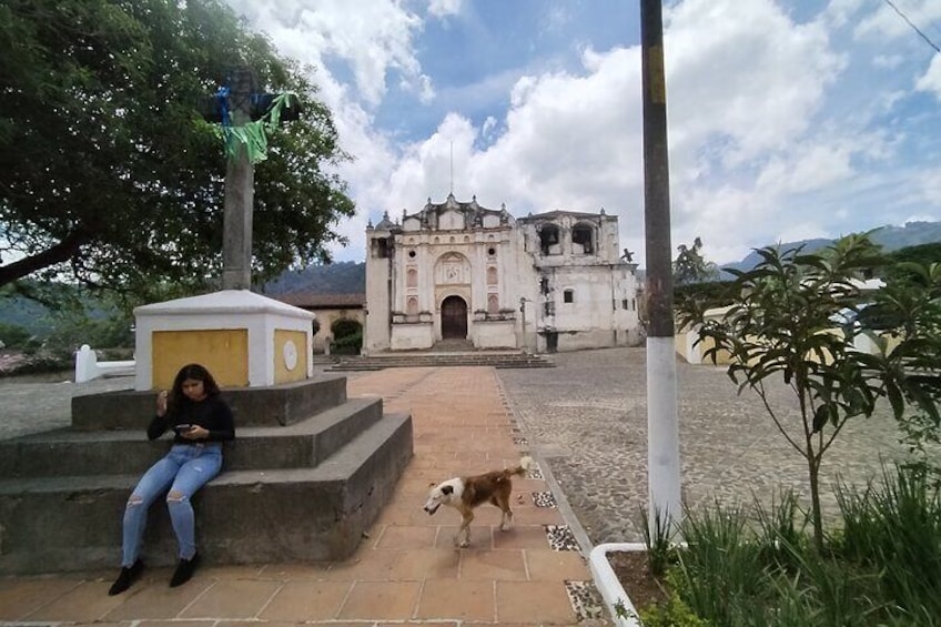 Plaza San Juan del Obispo and walking dog