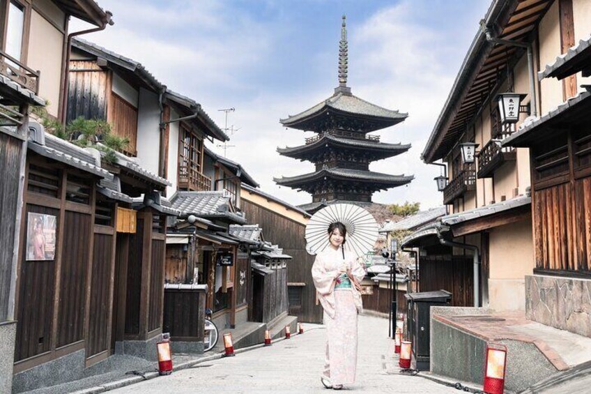 There is a beautiful cobblestone street around Yasaka Pagoda.