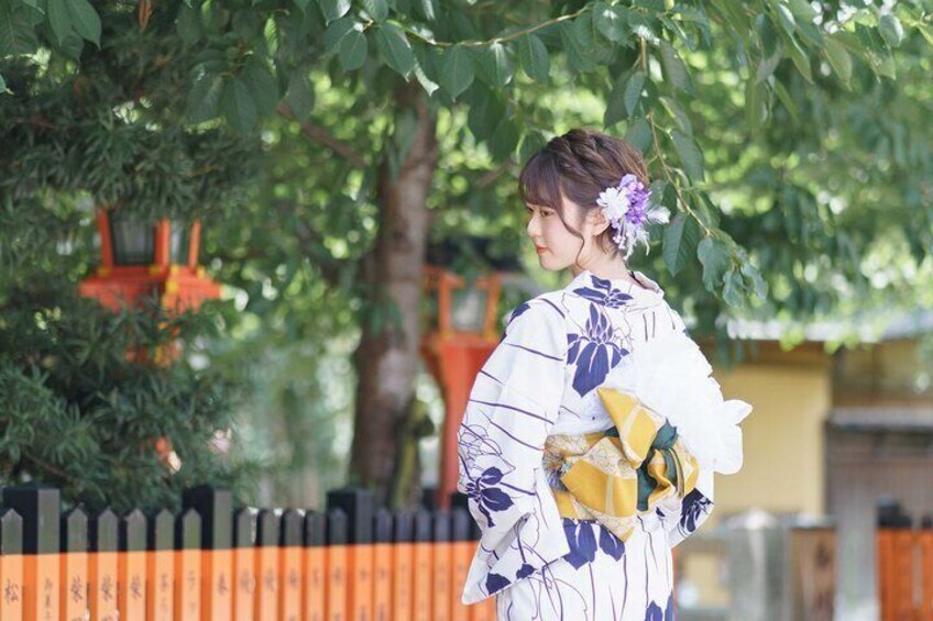 Kimono rental is not included in the price. There are many kimono rental shops nearby.