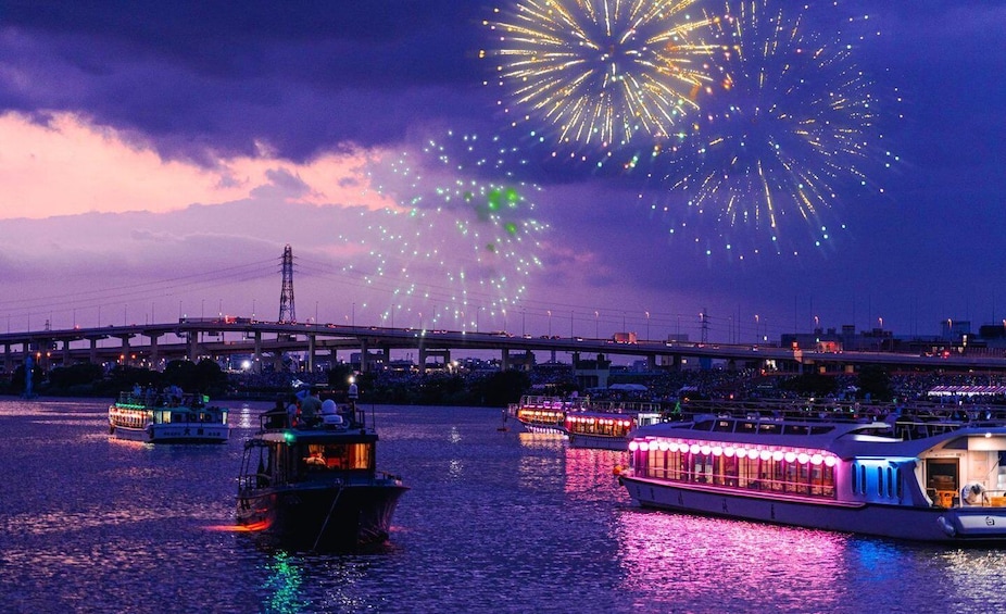 Tokyo: Adachi Fireworks Exclusive Cruise Tour with Show&Meal
