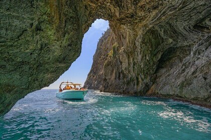 Paseo en barco por el Parque Natural de Llevant con snorkel y calas escondi...