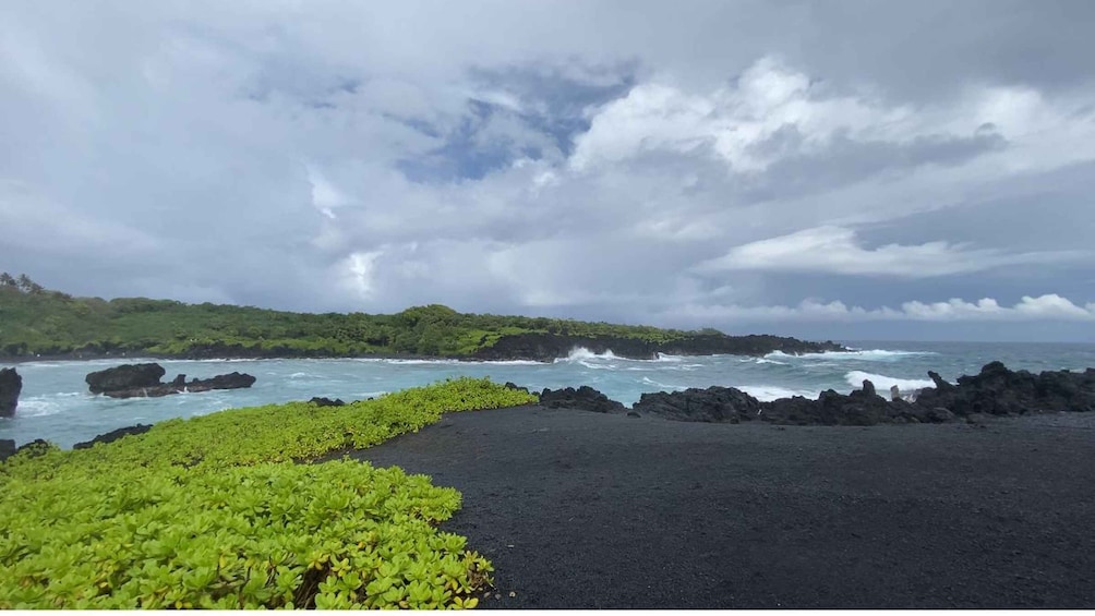 Maui: Van Day Trip to Hana with Local Guide and Lunch