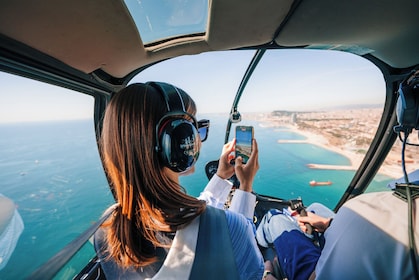 Viaje en velero de lujo por Barcelona y vuelo panorámico en helicóptero