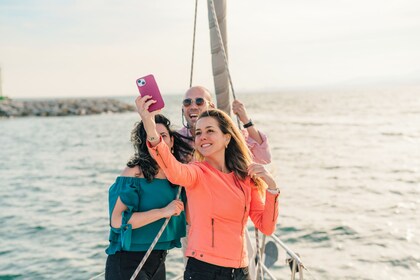 Barcelone vue de la mer et de l'air : Voile et vol en hélicoptère Premium e...