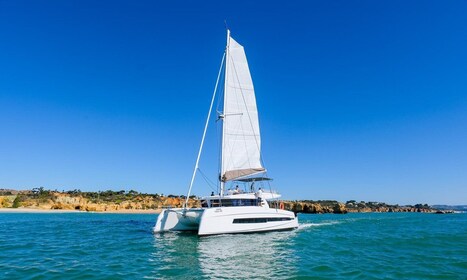 Vilamoura: alquiler privado en catamarán al atardecer en el Algarve