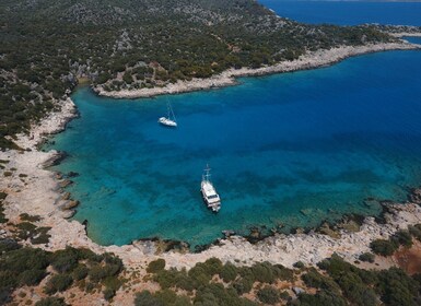 Kas: viaje privado de día completo en barco a las islas Kas con almuerzo